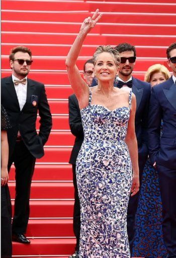 شاهد .. بالصورة - شارون ستون تتألق على السجادة الحمراء في مهرجان كان السينمائي الدولي
