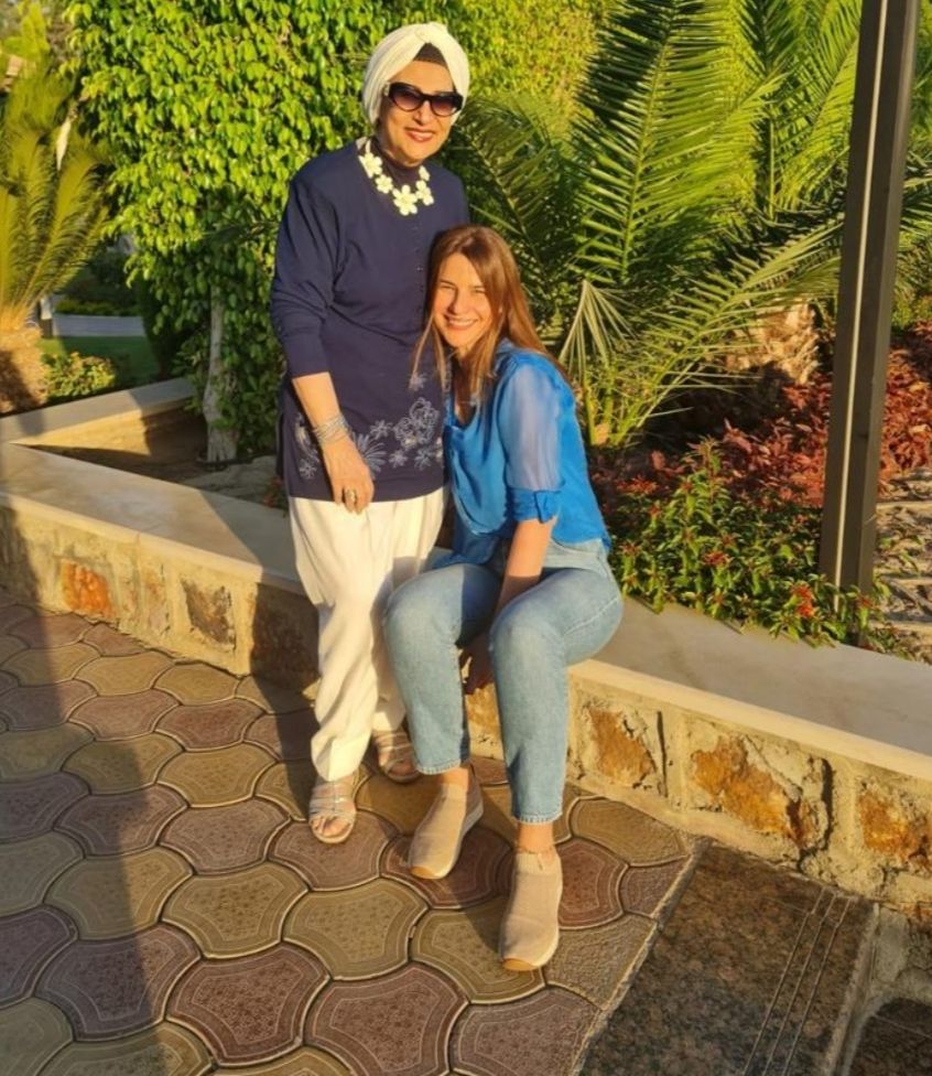 بالصور.. إيناس كامل تتألق بإطلالة أنيقة وجذابة مع عائلتها