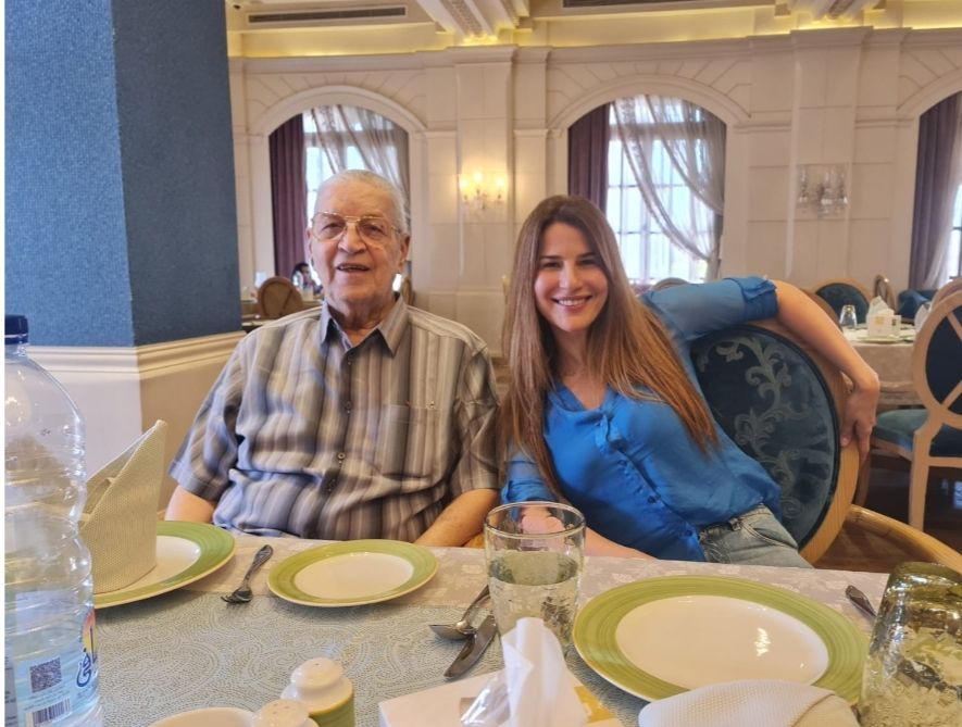 بالصور.. إيناس كامل تتألق بإطلالة أنيقة وجذابة مع عائلتها