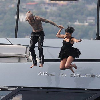 شاهد .. هذا ما فعلاه ترافيس باركر وكورتني كارداشيان بعد انتهاء زفافهما... جرأتهما يُشهد لها! -بالصور