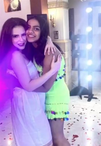 ليلة حنتها – دنيا عبد العزيز بفستان أبيض هيجننك