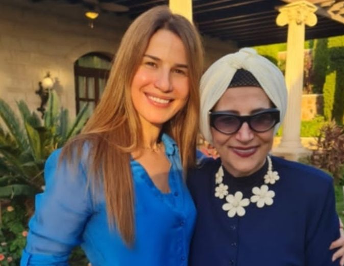 بالصور.. إيناس كامل تتألق بإطلالة أنيقة وجذابة مع عائلتها