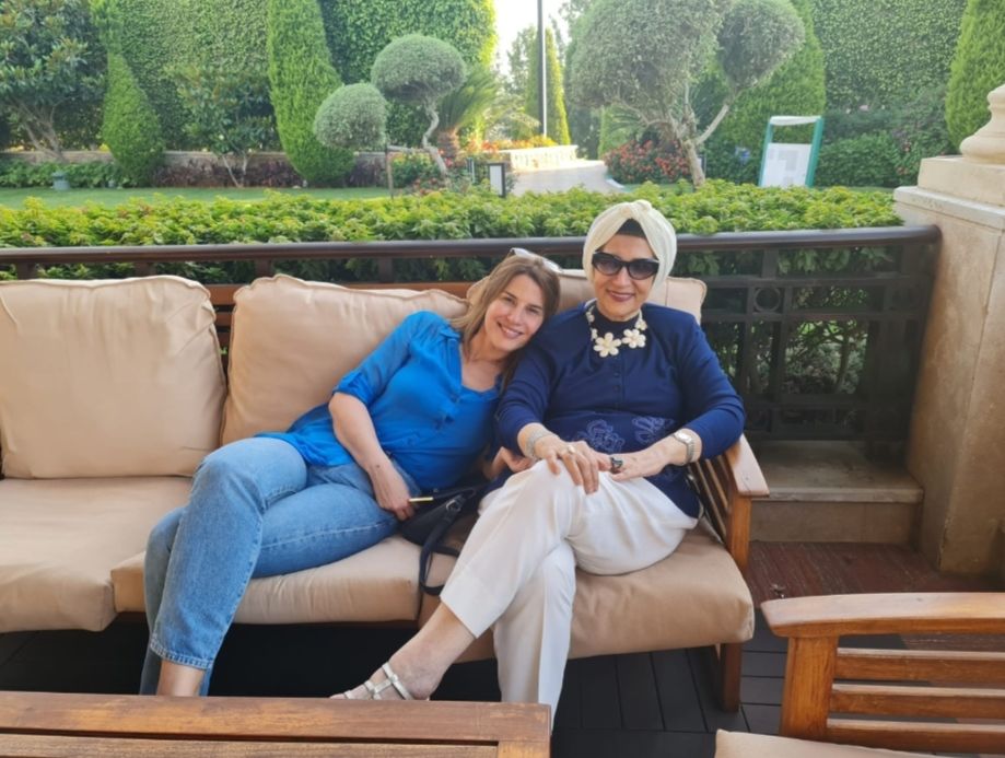 بالصور.. إيناس كامل تتألق بإطلالة أنيقة وجذابة مع عائلتها