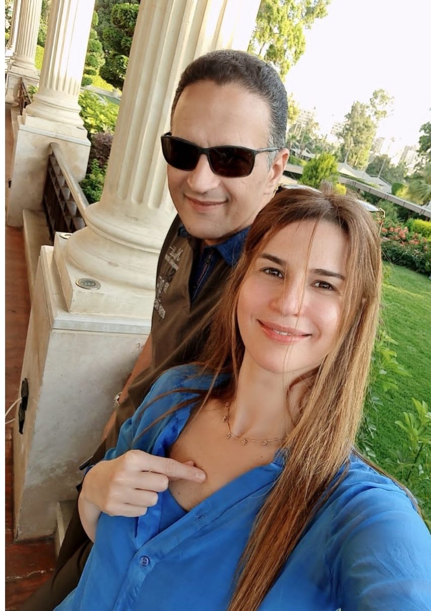 بالصور.. إيناس كامل تتألق بإطلالة أنيقة وجذابة مع عائلتها