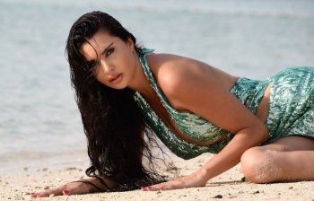 شاهد .. لاميتا فرنجية نائمة على شاطئ البحر..إليكم كيف بدت