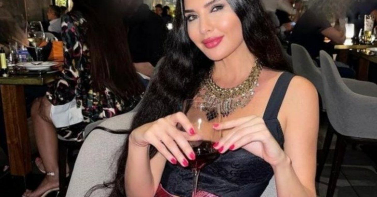 شاهد .. لاميتا فرنجية نائمة على شاطئ البحر..إليكم كيف بدت