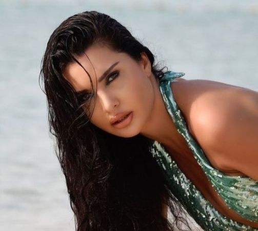 بفستان عروس البحر .. لاميتا فرنجيه تتألق علي الشاطئ- صور