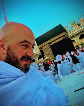 شاهد .. بالصورة - مجدي الهواري يؤدي مناسك العمرة وهكذا يعلّق