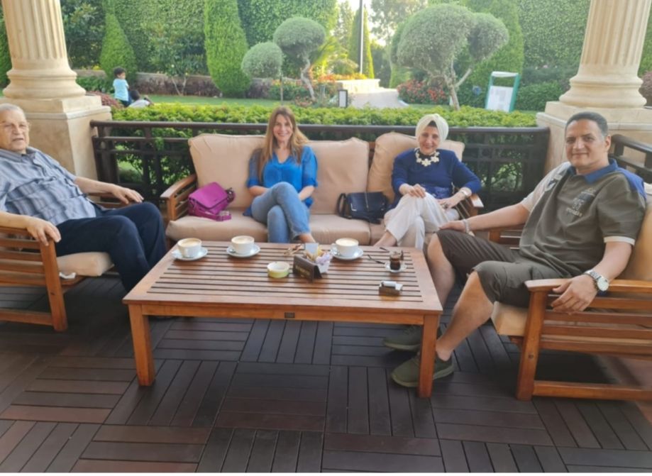 بالصور.. إيناس كامل تتألق بإطلالة أنيقة وجذابة مع عائلتها