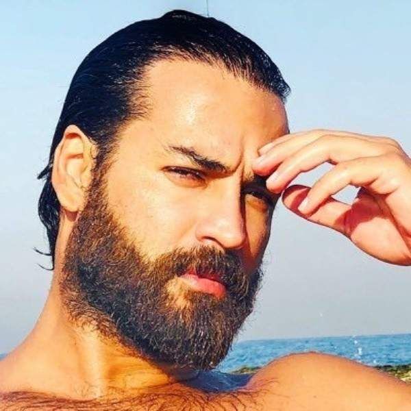 شاهد .. بالصورة - وسام حنا بإطلالة من دبي وهكذا ينصح متابعيه