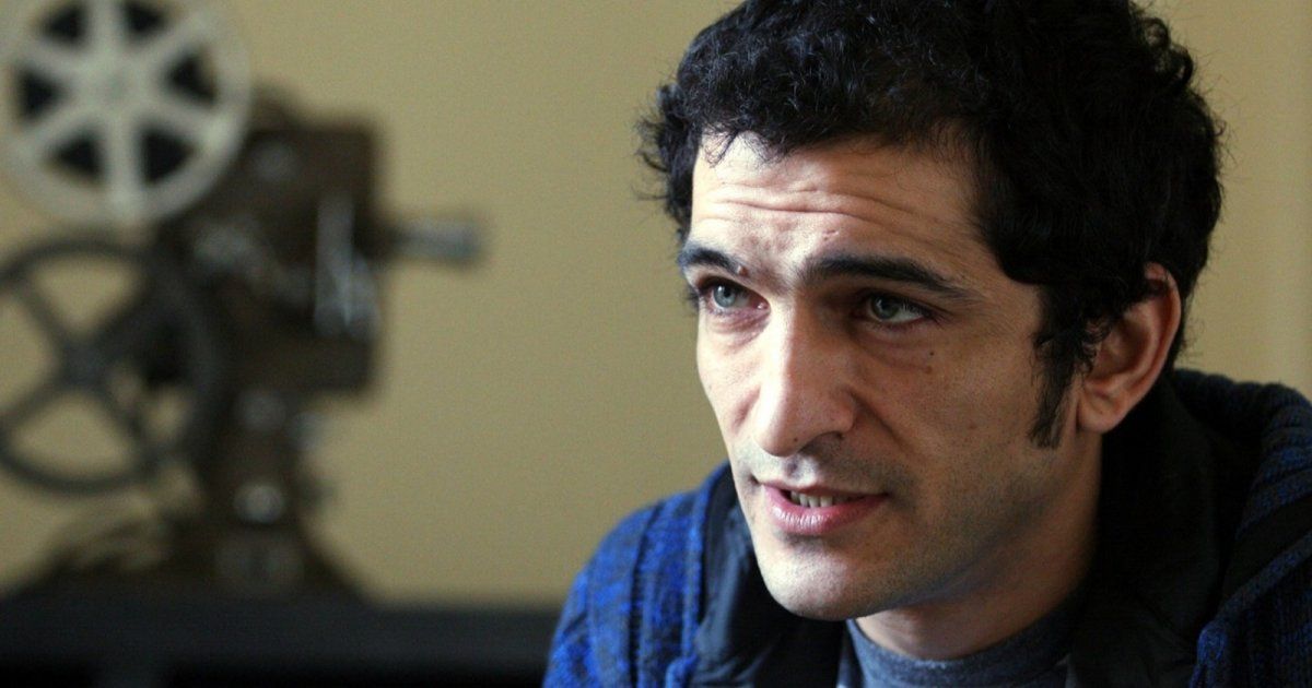 شاهد .. عمرو واكد في مرمى الإنتقادات وبلاغ ضده للنائب العام