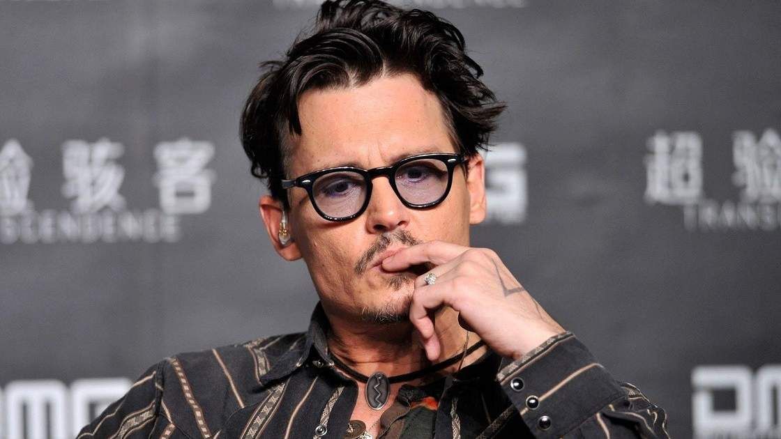 شاهد .. مفاجأة من العيار الثقيل..إمرأة تعترض طريق جوني ديب ولن تصدّقوا بماذا اتهمته