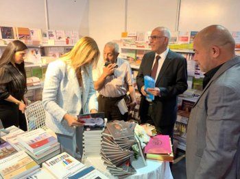 شاهد .. بالصور- زينة جرادي توقع مؤلفاتها بالعراق