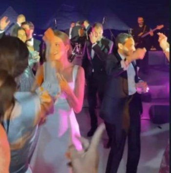 شاهد .. نجيب ساويرس يرقص في حفل زفاف ابنه أنسي على غناء عمرو دياب بحضور توني بلير-بالصور