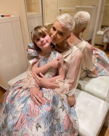 شاهد .. بالصورة - الأميرة شارلين دو موناكو تحتضن إبنتها غابريلا