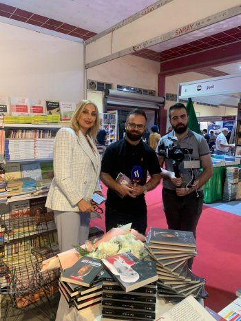 شاهد .. بالصور- زينة جرادي توقع مؤلفاتها بالعراق