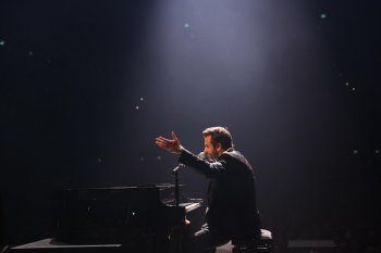 شاهد .. غي مانوكيان يحيي حفلاً غنائياً ساحراً في باريس