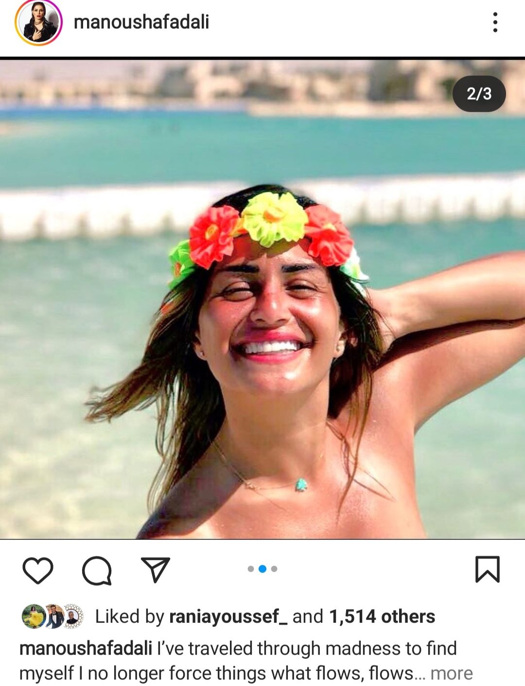 بطوق ورد .. منة فضالي تتألق علي شط البحر – شاهد