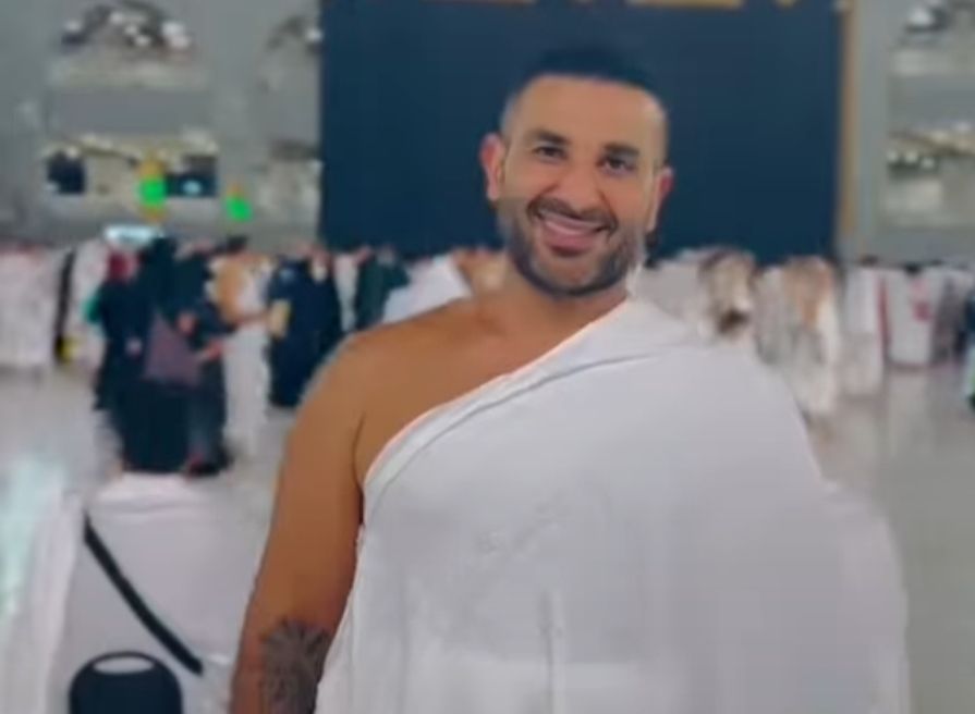 بعد إثارته الجدل بفيديو العمره .. احمد سعد: الوشم يخفي جرحا قديما