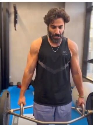 تمارين شاقة لـ”أحمد فهمي” داخل الجيم – شاهد