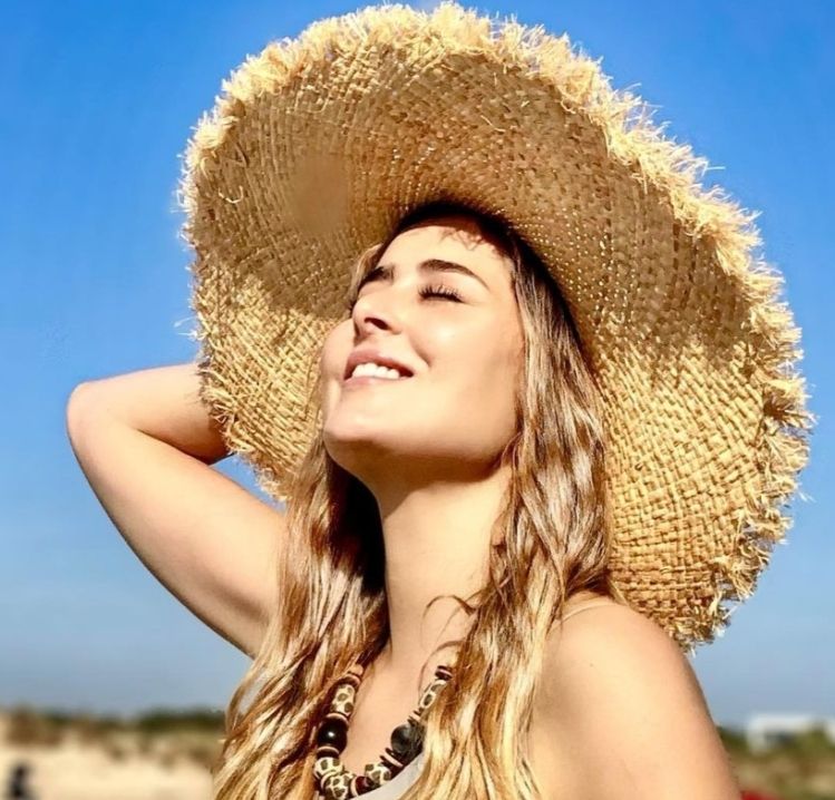 عائشة بن احمد تستمتع بعطلتها الصيفية في تونس- شاهد