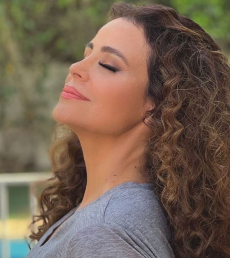 كارول سماحه تتألق بشعر كيرلي في احدث اطلالتها- شاهد