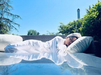 شاهد .. بالصورة - بثياب الإستحمام ديميت أوزديمير تخطف قلوب المتابعين وتشعل مواقع التواصل الإجتماعي