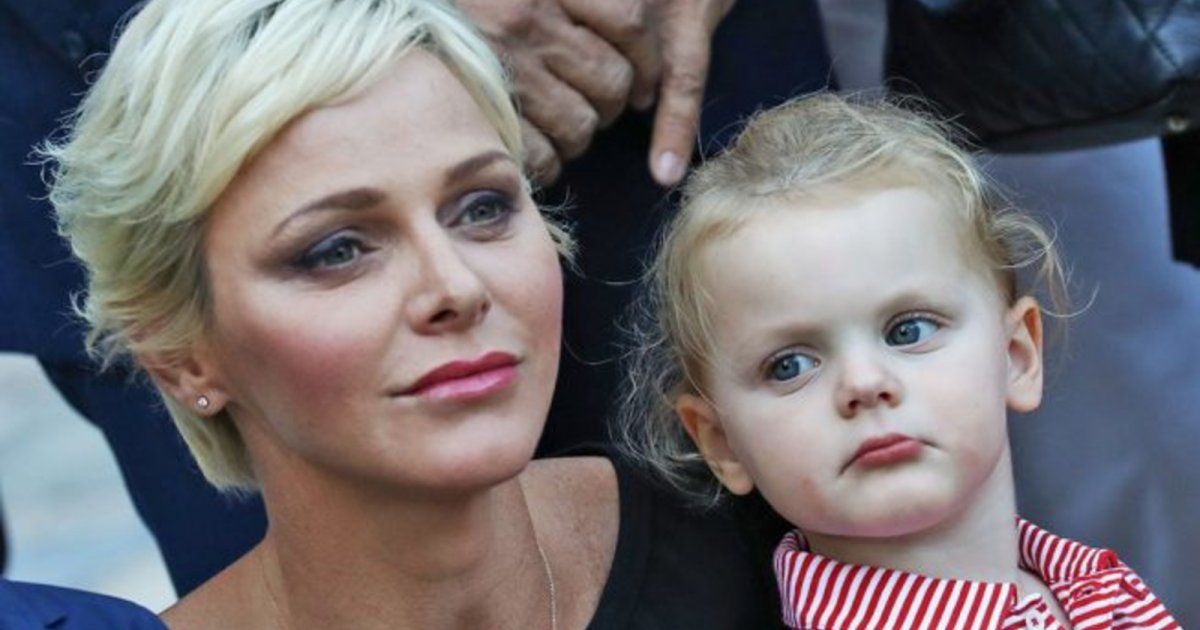 شاهد .. بالصورة - الأميرة شارلين دو موناكو تحتضن إبنتها غابريلا