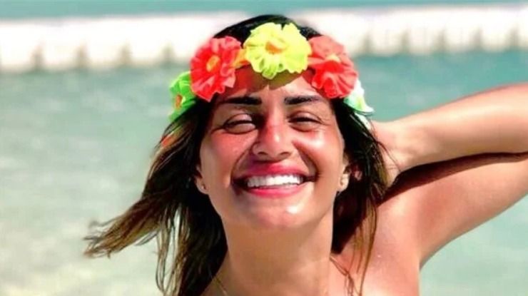 بطوق ورد .. منة فضالي تتألق علي شط البحر – شاهد