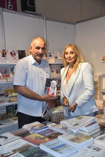 شاهد .. بالصور- زينة جرادي توقع مؤلفاتها بالعراق