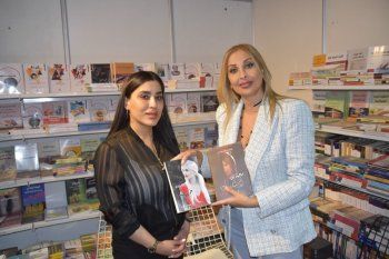 شاهد .. بالصور- زينة جرادي توقع مؤلفاتها بالعراق