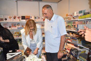 شاهد .. بالصور- زينة جرادي توقع مؤلفاتها بالعراق