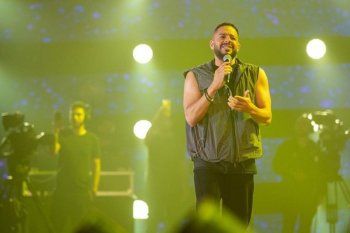 شاهد .. بالفيديو والصور- محمد حماقي يتألق في حفله بجدة ويشعل الأجواء على المسرح