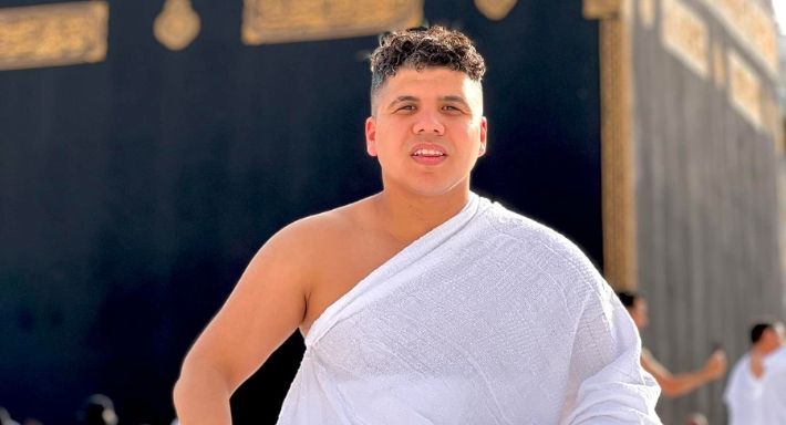 عمر كمال ينشر صورة من أمام الكعبة .. ربنا يتقبل