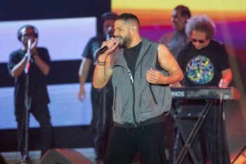 شاهد .. بالفيديو والصور- محمد حماقي يتألق في حفله بجدة ويشعل الأجواء على المسرح