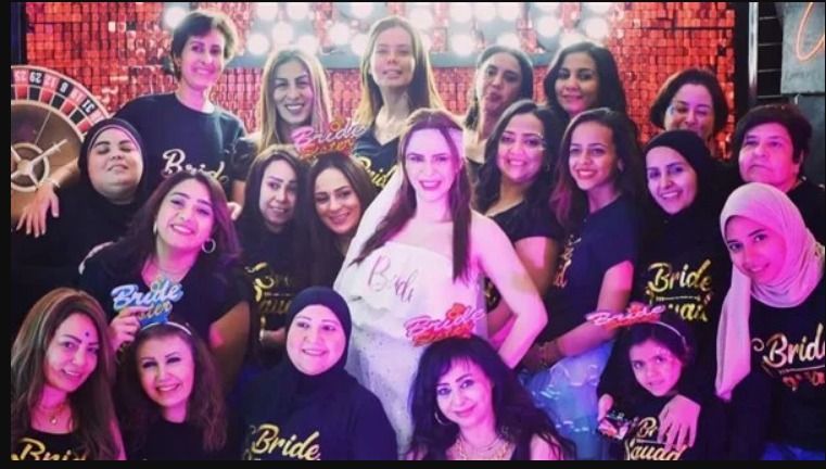 العروسة دنيا عبد العزيز زي القمر في حنتها – شاهد