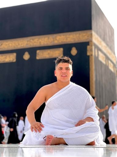 عمر كمال ينشر صورة من أمام الكعبة .. ربنا يتقبل