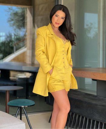 شاهد .. ماغي بو غصن تتألق بإطلالة أنيقة باللون الأصفر.. هذا ما إرتدته