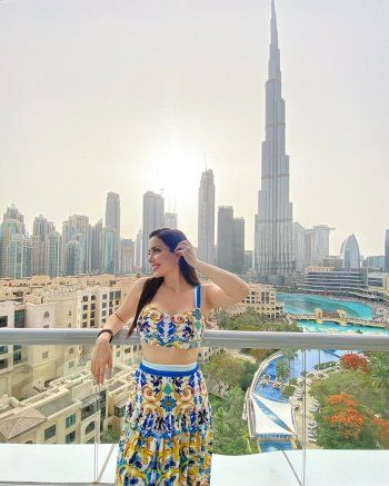 شاهد .. نسرين طافش تطل من دبي.. وإطلالتها الملونة حديث الكثيرين