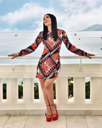 شاهد .. منى زكي تطل من "كان".. وجمالها حديث الكثيرين