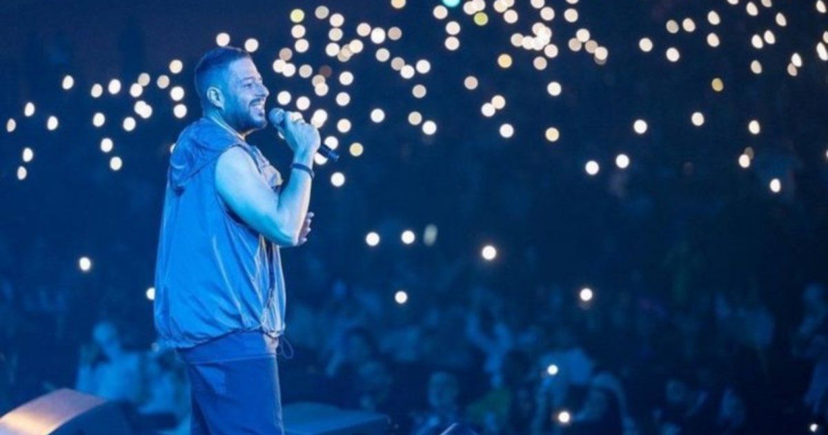 شاهد .. بالصور- محمد حماقي يحتفل مع متابعيه بعد نجاح حفله في جدة