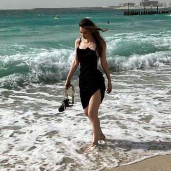 شاهد .. بالصورة - أنابيلا هلال تحتفل ببدء موسم البحر