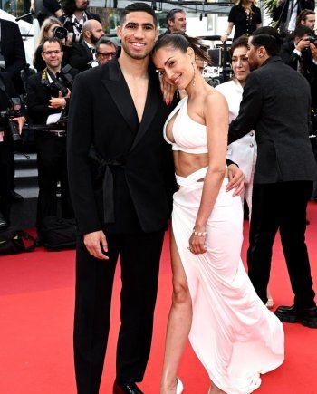 شاهد .. زوجة أشرف حكيمي تتعرض لاننتقادات لاذعة بسبب جرأة فستانها المفتوح - بالصور