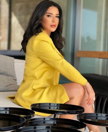 شاهد .. ماغي بو غصن تتألق بإطلالة أنيقة باللون الأصفر.. هذا ما إرتدته