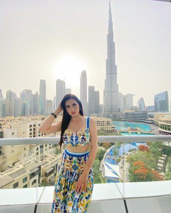 شاهد .. نسرين طافش تطل من دبي.. وإطلالتها الملونة حديث الكثيرين