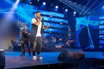 شاهد .. أحمد سعد ينشر صوراً من حفله في السعودية والمتابعون يعلقون