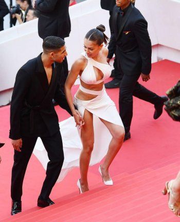 شاهد .. زوجة أشرف حكيمي تتعرض لاننتقادات لاذعة بسبب جرأة فستانها المفتوح - بالصور