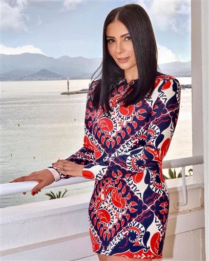 منى زكي إحلي من النجمات الخواجات في مهرجان كان – شاهد