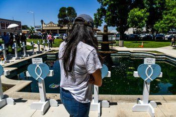 شاهد .. بالصور- ميغان ماركل تقدم العزاء لضحايا مجزرة مدرسة تكساس