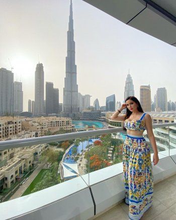 شاهد .. نسرين طافش تطل من دبي.. وإطلالتها الملونة حديث الكثيرين